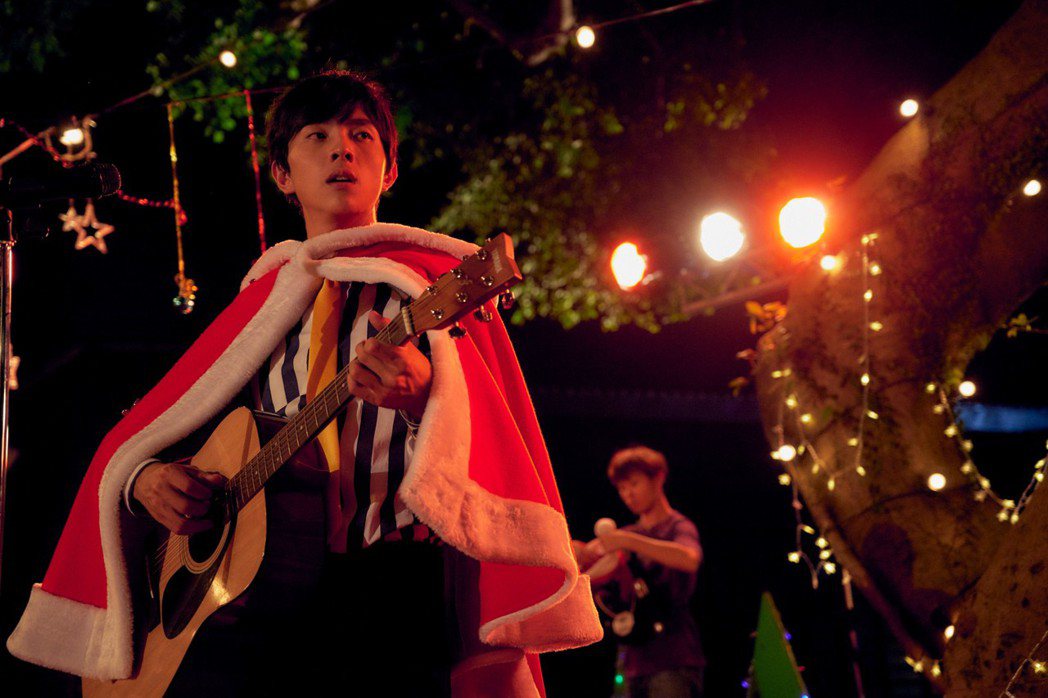 片中謝博安組了「七月男孩」樂團勇闖轟動全臺的歌唱選秀大賽。圖／甲上提供