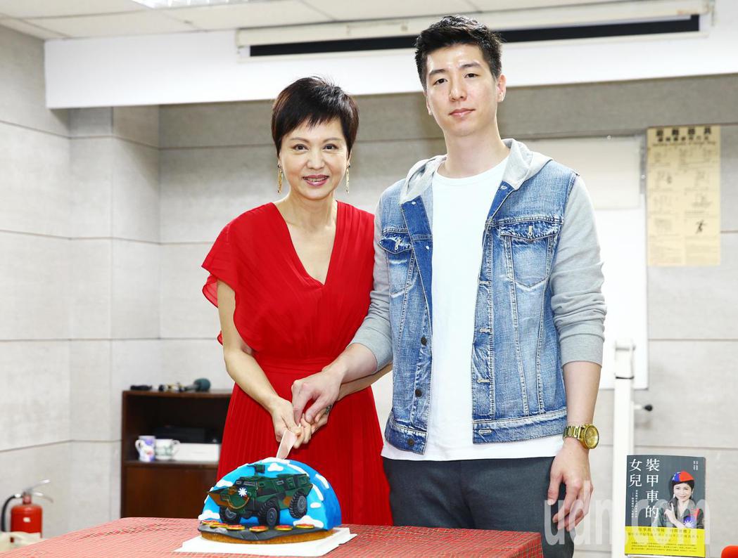 熊海靈的小兒子特別送來蛋糕祝媽媽生日快樂。記者杜建重／攝影