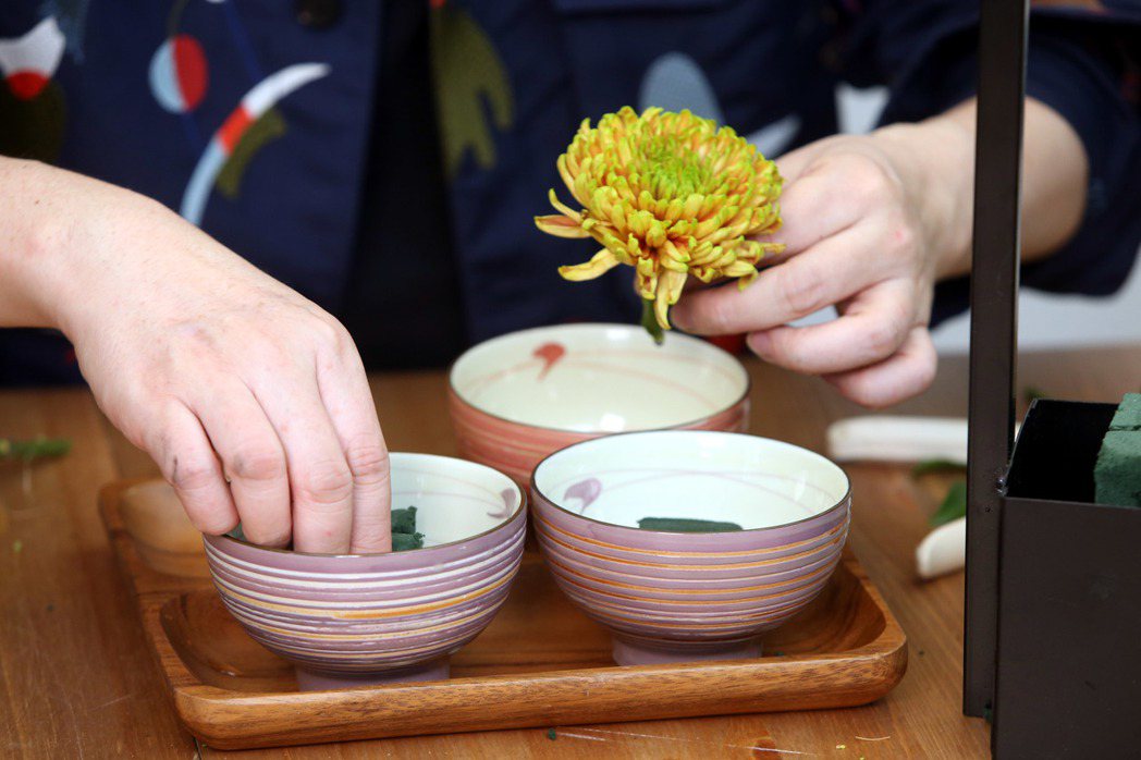 李明川用碗插花，取適當大小舊海棉。記者邱德祥／攝影