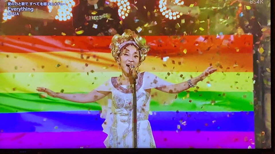 日本歌姬米希亞在NHK 2020紅白歌合戰演出，舞台出現彩虹旗聲援LGBT。圖／...