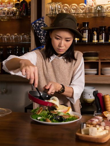 鍾瑶在自家咖啡店製作法式輕食「公雞太太」。記者季相儒／攝影