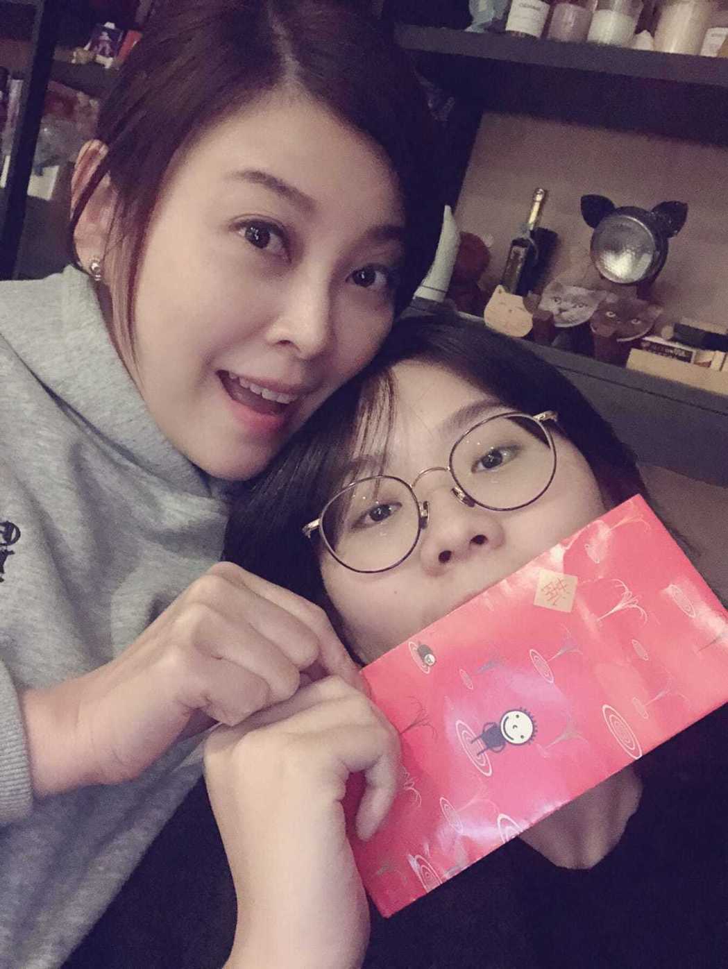 方馨(左)收到女兒的紅包喊感動。圖／TVBS提供