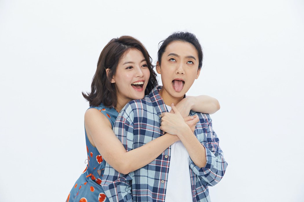 王樂妍（左）與趙逸嵐為舞台劇「偽婚男女」拍攝宣傳照扮鬼臉。圖／故事工廠場提供