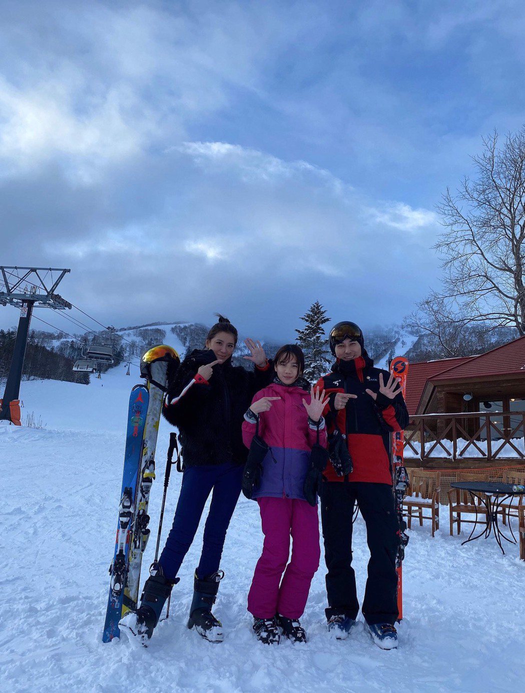 小禎(左)和女兒Emma請了專業教練一起滑雪。圖／小禎提供