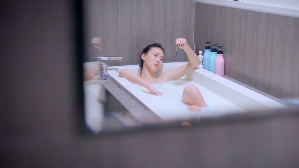 鍾瑶為「跟鯊魚接吻」拍攝泡澡戲。圖／三立提供