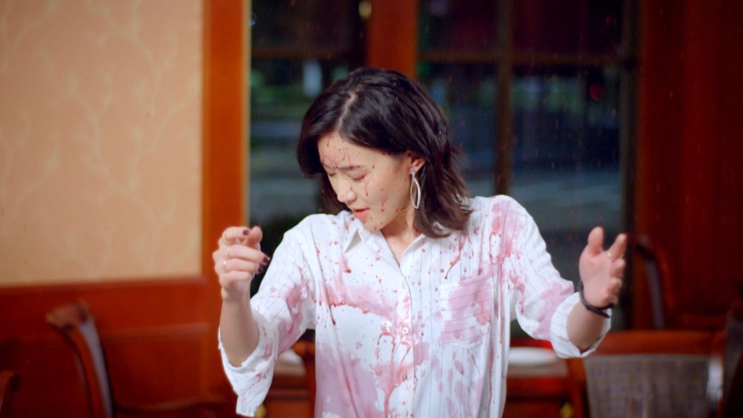 鍾瑶在「跟鯊魚接吻」中慘被潑紅酒。圖／三立提供