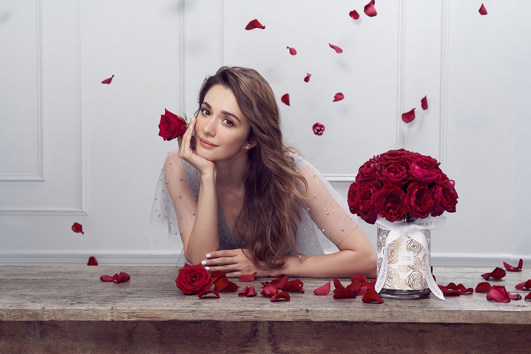 瑞莎接下玫瑰花品牌代言，直喊幸福。圖／FlowerFlower花的提供