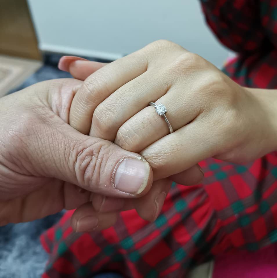 小彬彬曬出女友戴著戒指的照片。 圖／擷自小彬彬臉書