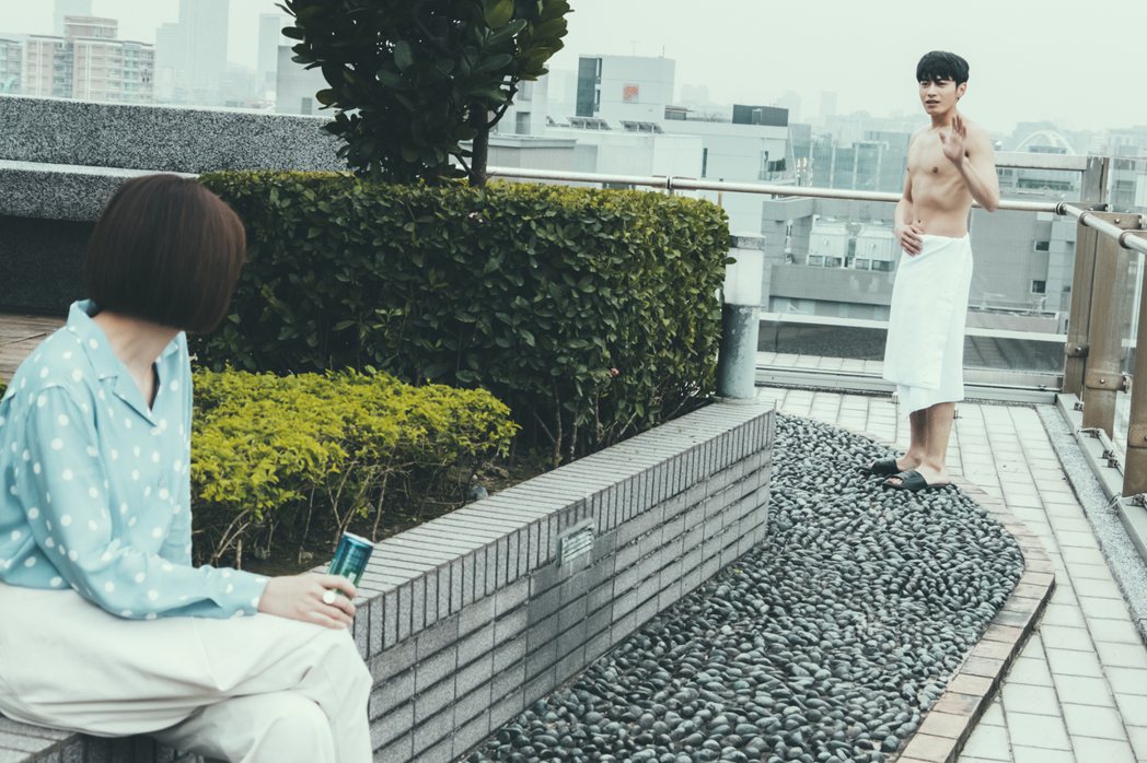 宋柏緯（右）裸身出現在陽台，意外遇到安心亞。圖／歐銻銻娛樂提供