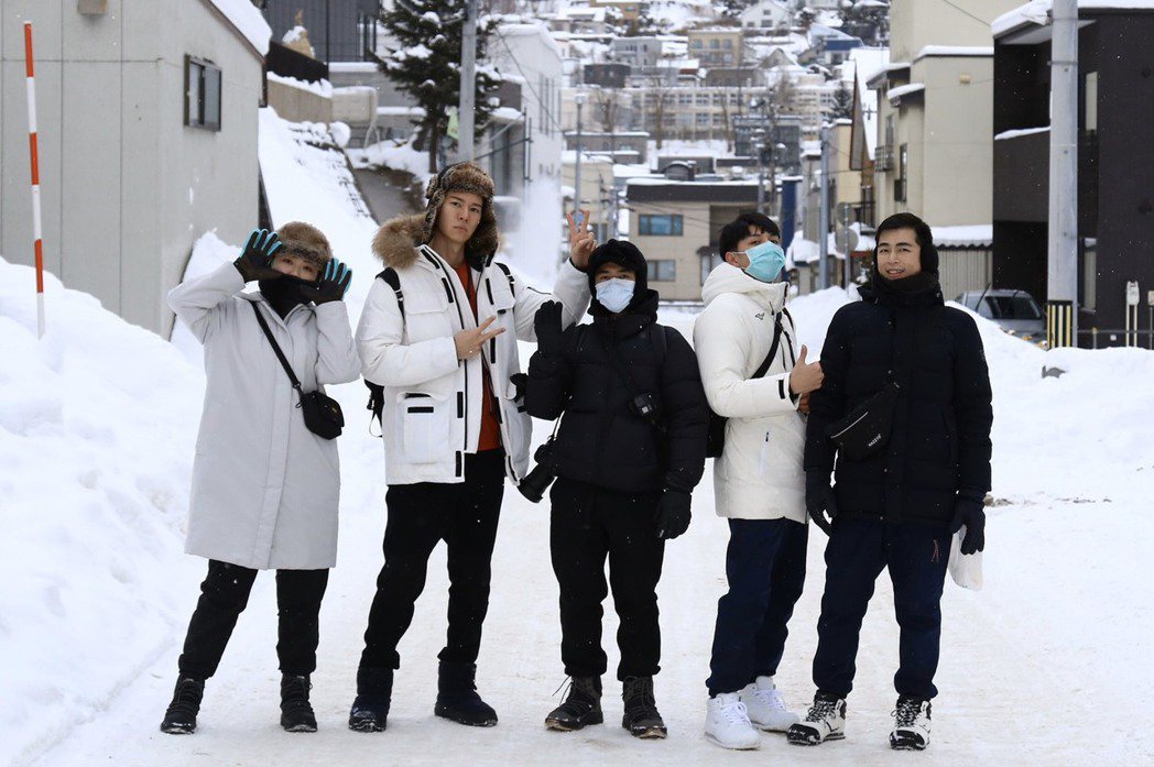吳珝陽（左二）日前和友人到北海道旅遊。圖／伊林提供