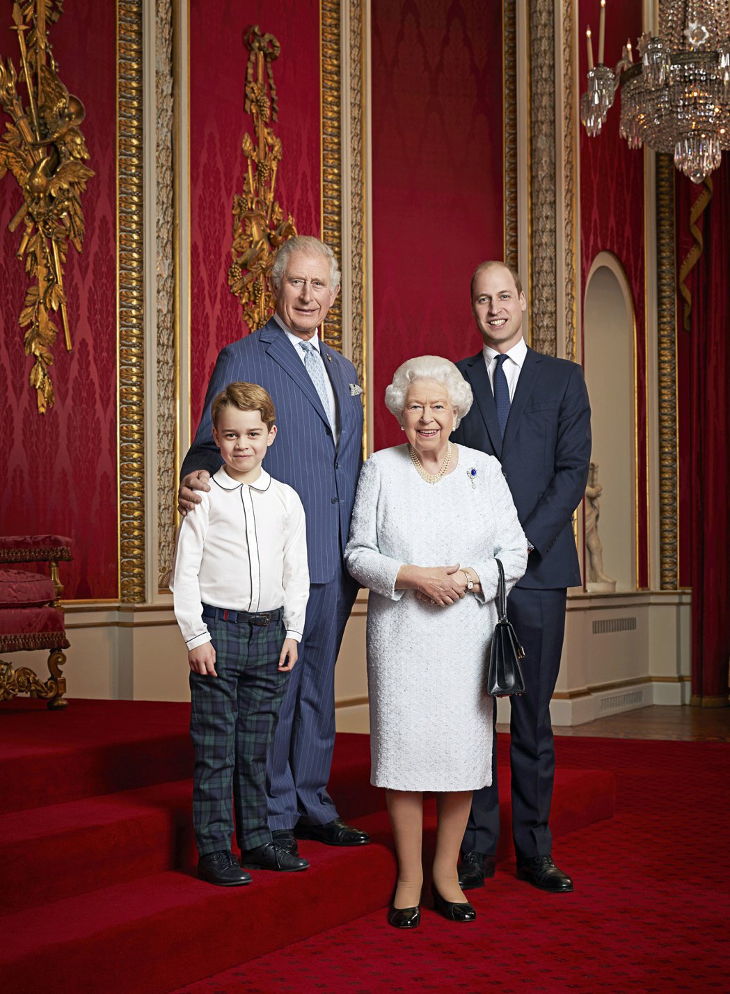 英國女王和王位優先擔當前3順位查爾斯（後左）、威廉（後右）與喬治王子。圖／路透資...
