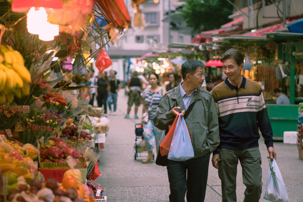 袁富華、太保在「叔‧叔」裡面飾演一對同志情侶，會一起散步逛市場。圖／采昌國際多媒...