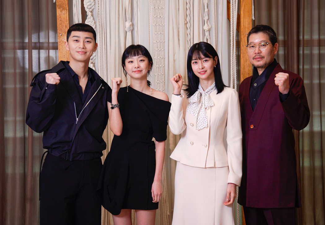 朴敘俊(左起)、金多美、權娜拉、劉在明為民眾加油打氣。圖/Netflix提供