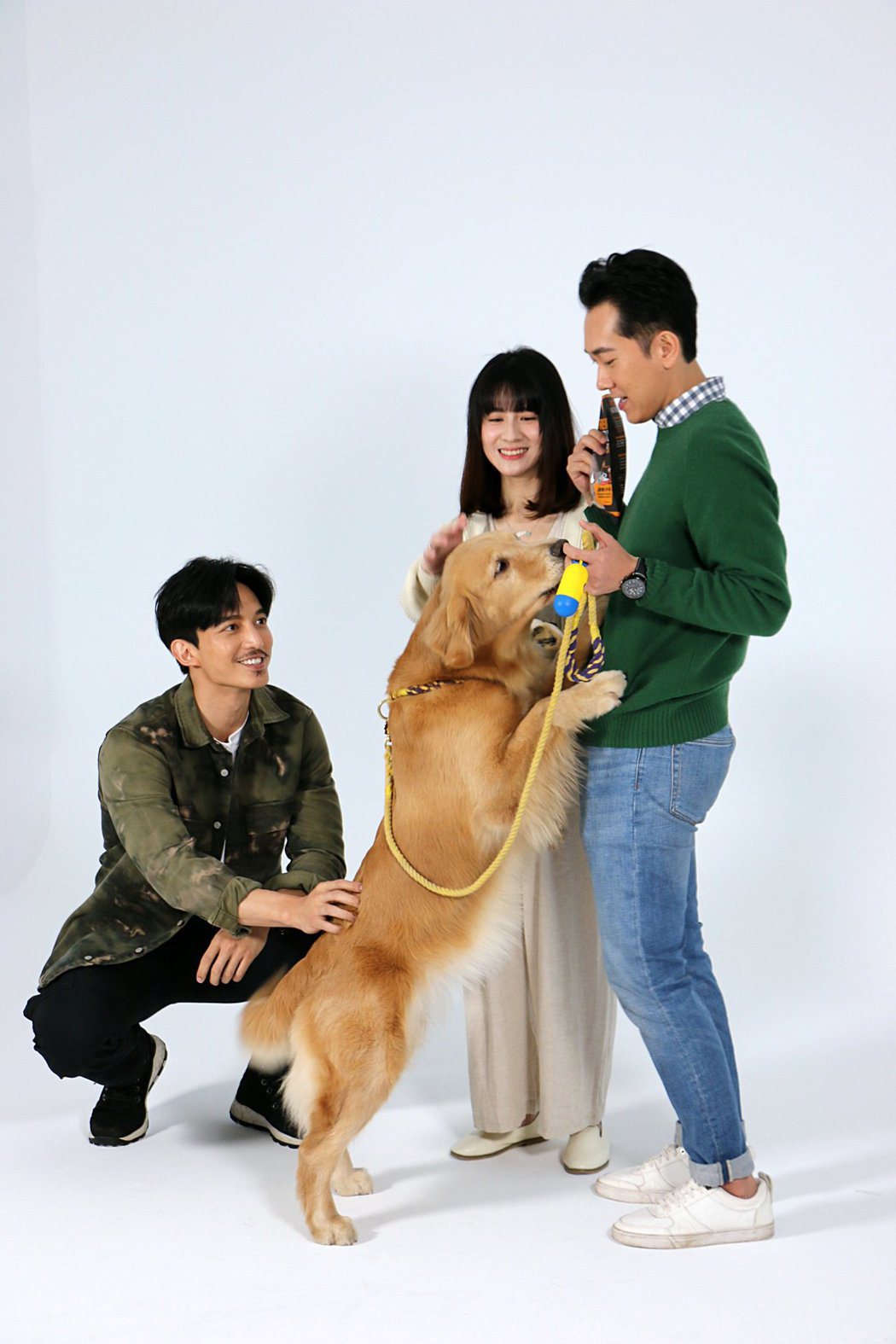 王家梁(左起)、連俞涵、施名帥與黃金獵犬「小小」逗趣互動。圖／LINE TV提供