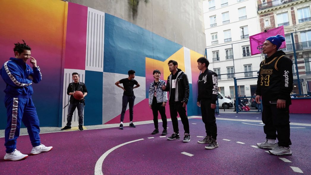 周杰倫（右三）跟蕭敬騰（左）上演街頭籃球對決。圖／Netflix提供