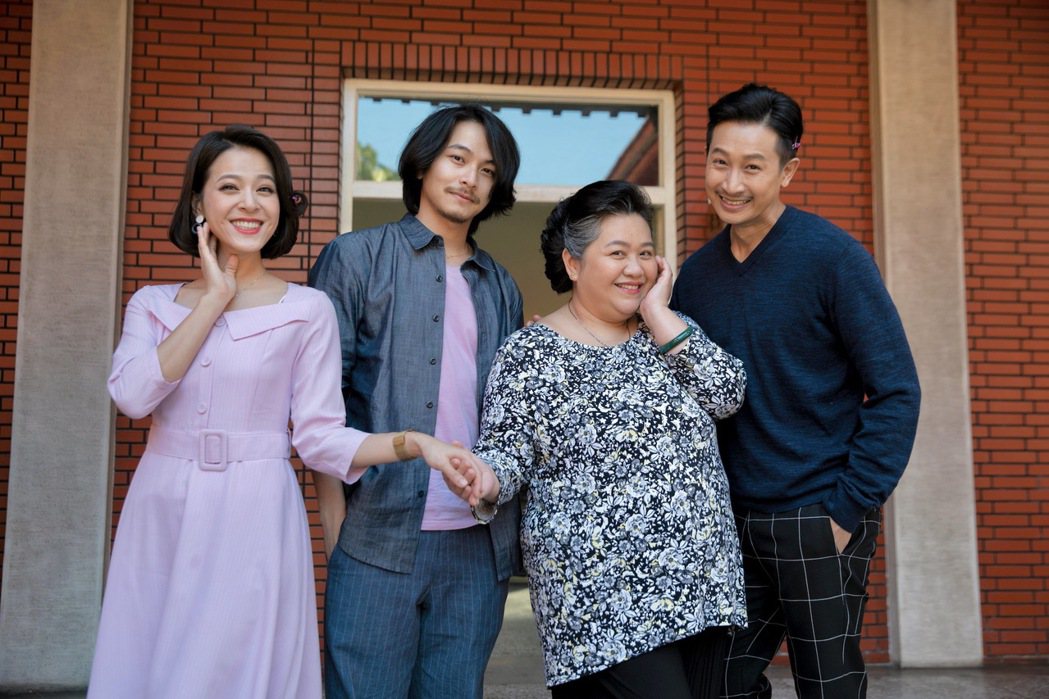 蘇晏霈（左起）、楊銘威、鍾欣凌、Darren拍攝「我的婆婆怎麼那麼可愛」，拍戲過...