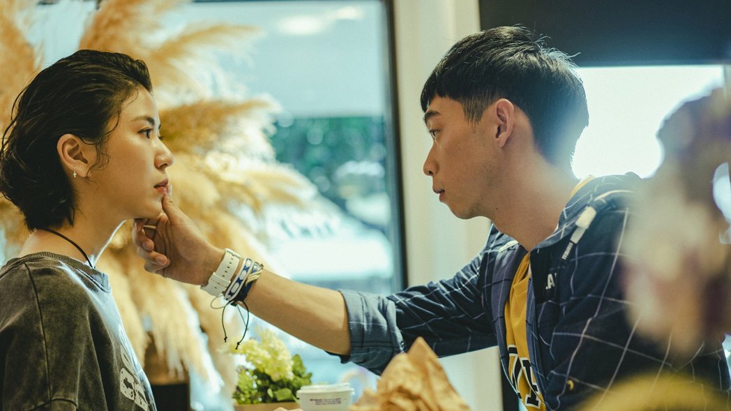 王可元（右）在劇中用手抹掉陳璇臉上的番茄醬。圖／華視提供