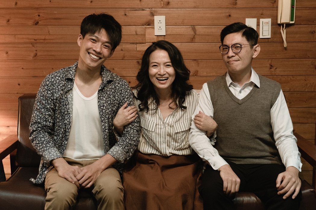 楊忠穎(左起)、導演姜瑞智在「若是一個人」中飾演謝瓊煖的2任男友。圖／華視提供