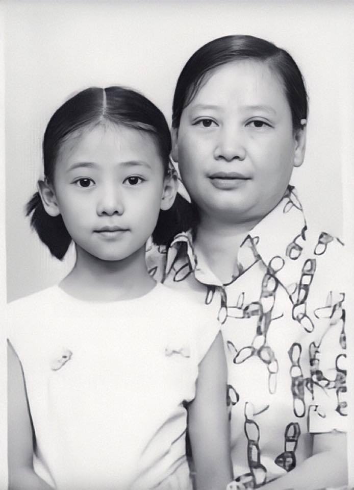 翁虹6歲時和媽媽和拍證件照。圖／摘自臉書