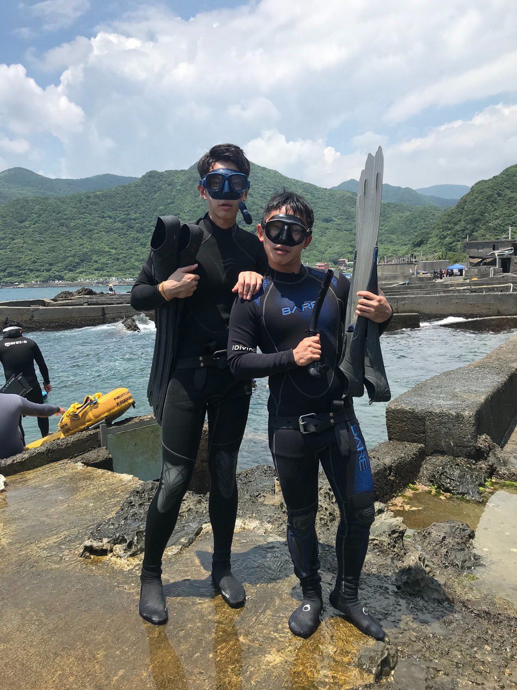 柯震東(左)首當Youtuber，與好友蔡昌憲(右)下海浮潛。圖／禾豐九路供給
