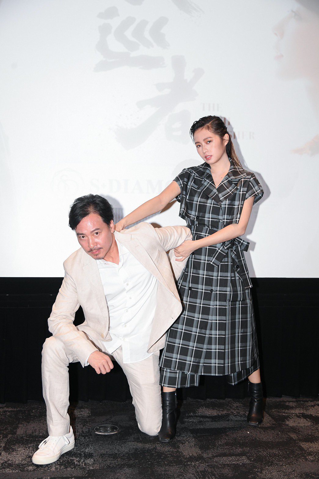 簡廷芮（右）與尹昭德演出三立新戲「天巡者」。圖/三立提供