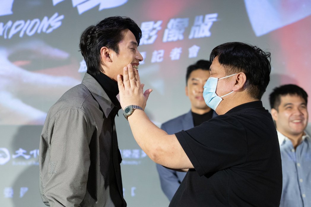 范少勳(左)出席「下半場」口述影像版現場放映，邀請視障者摸他的臉，感受他的外型。...