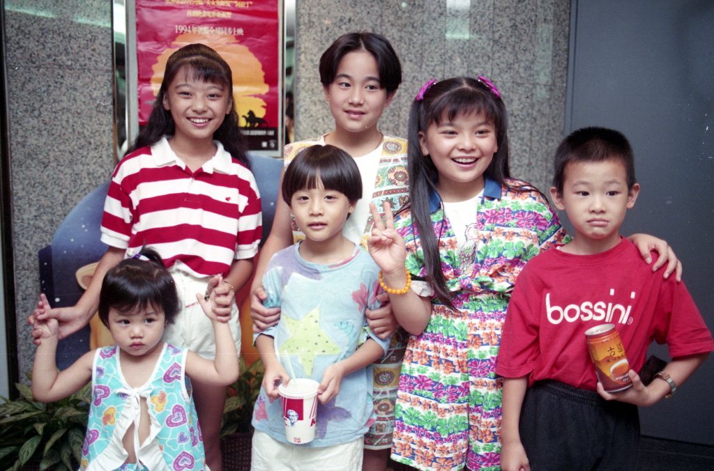 蔡亞臻（後左一）、周湯豪（前左二）、夏振皓（後左二）等人氣童星一起欣賞迪士尼「獅...