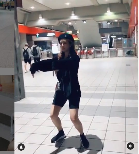 周曉涵在捷運站跳起螃蟹舞。圖／擷自IG