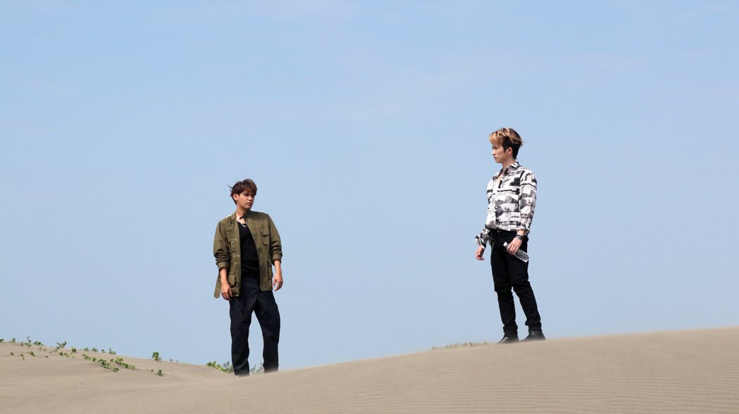 陳零九（左）、邱鋒澤到沙漠拍攝MV。圖／滾石唱片提供