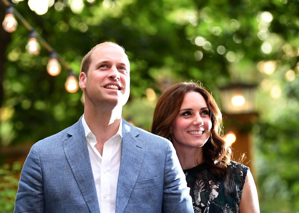 凯特（右）苦候多年才等到威廉愿意结婚，如今成为皇室人气最高的夫妻。 图／／路透资料