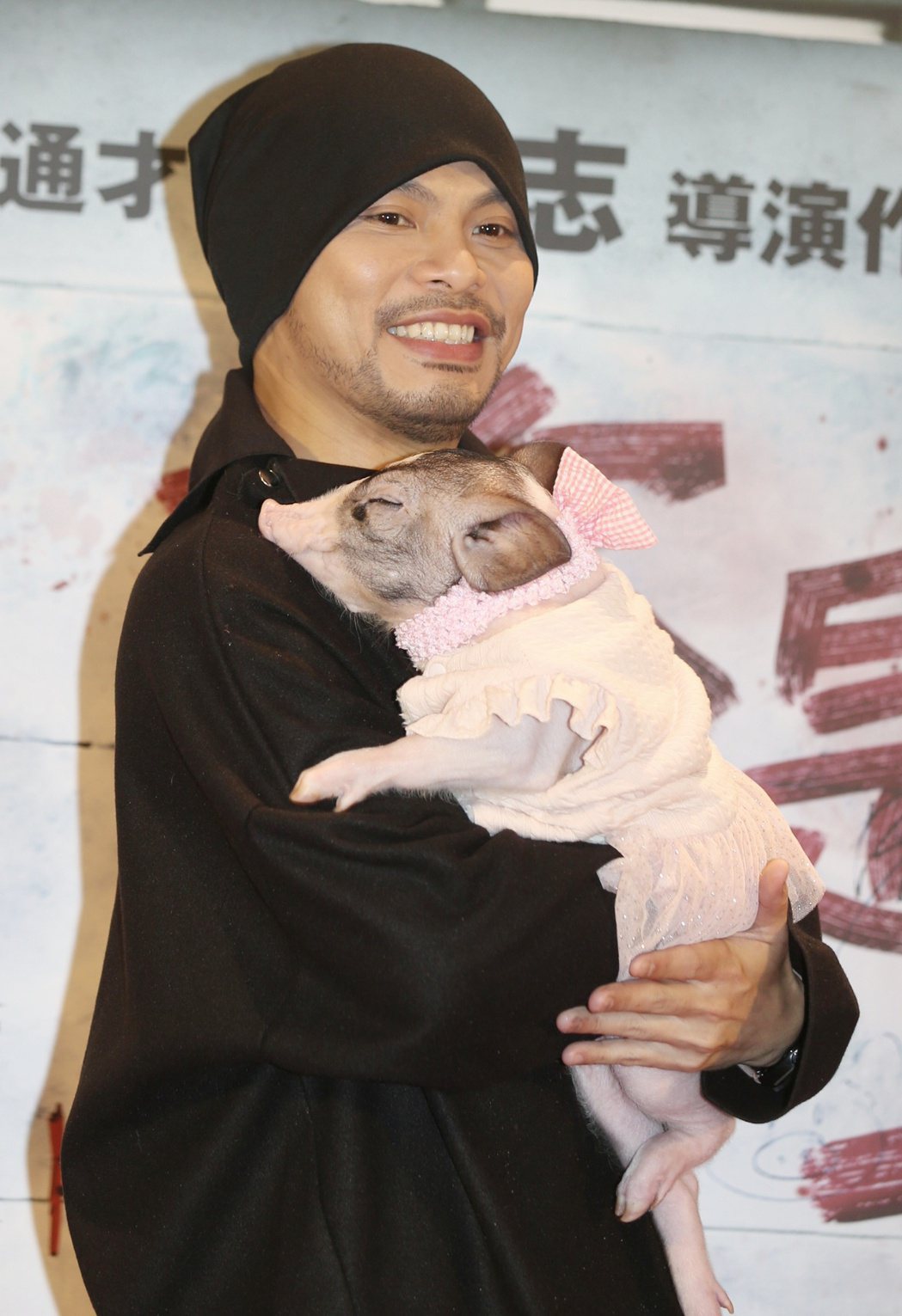 黃明志抱著小豬出席最新執導電影「你是豬」首映會。記者侯永全/攝影
