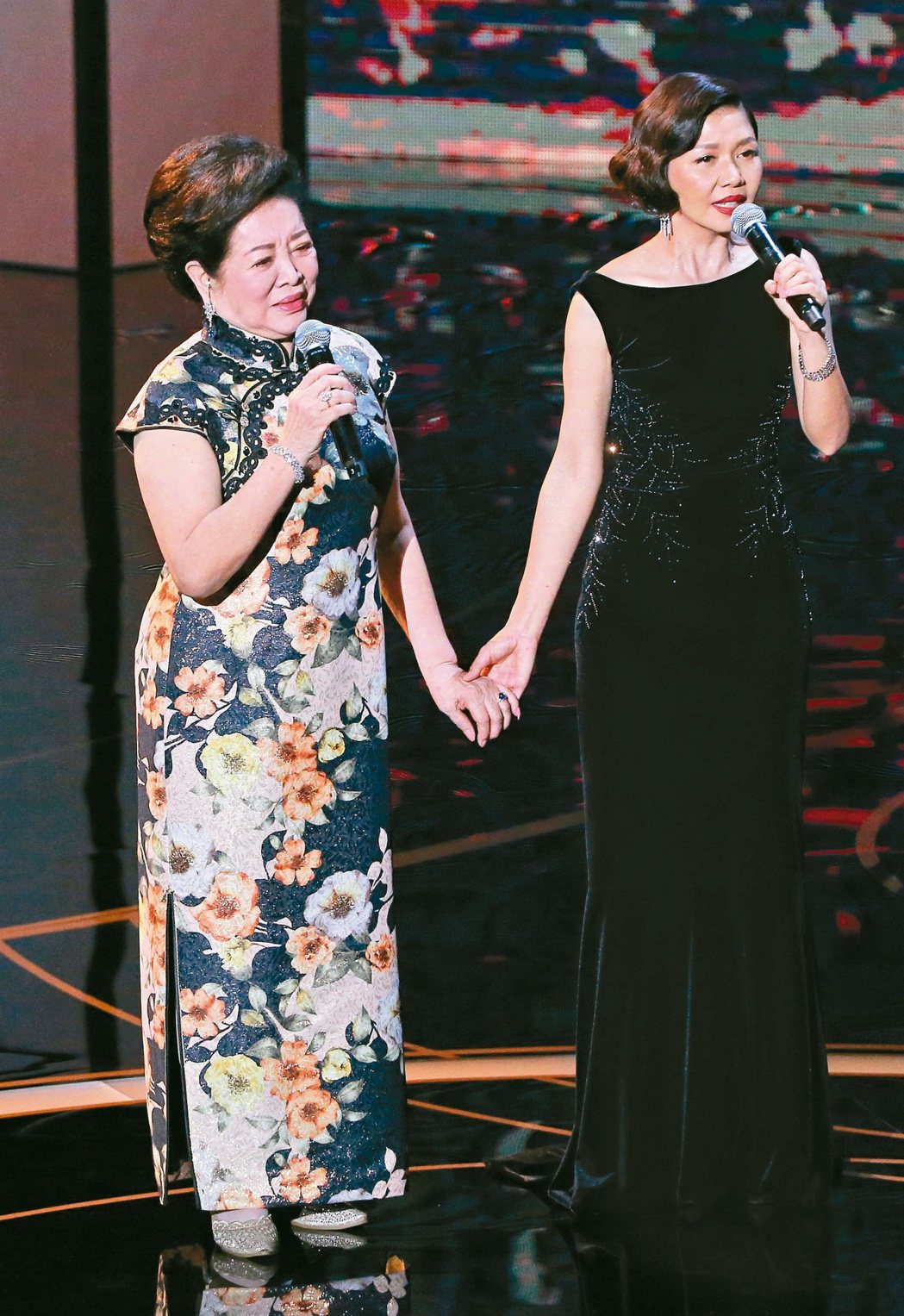 陳淑芳(左)與于子育演唱電影「孤味」主題曲。記者季相儒／攝影