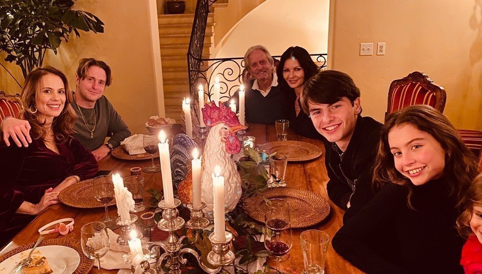 麥克道格拉斯與凱薩琳麗塔瓊斯（中）和孩子們一起度過感恩節，麥克與前妻生的大兒子卡...