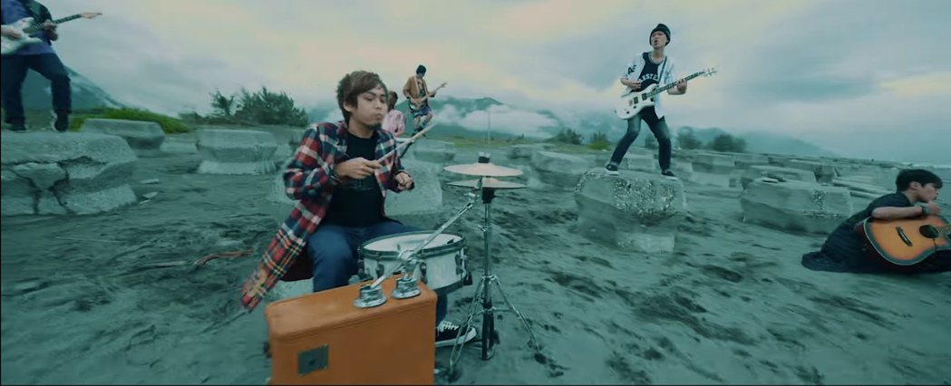 小鬼生前組的TAT樂團聚首「我不是空笑夢」MV。圖／摘自YouTube