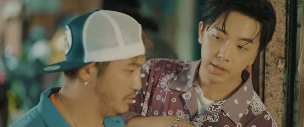 坤達（右）入鏡「我不是空笑夢」MV，成最大彩蛋。圖／摘自YouTube