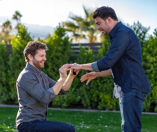 強納森班奈（右）收到男友獻上的婚戒。圖／摘自Instagram