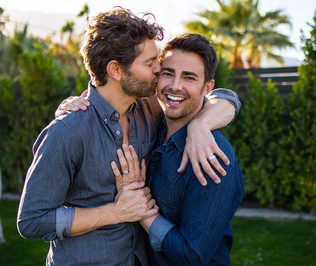強納森班奈（右）宣布訂婚，開心接受男友親吻。圖／摘自Instagram