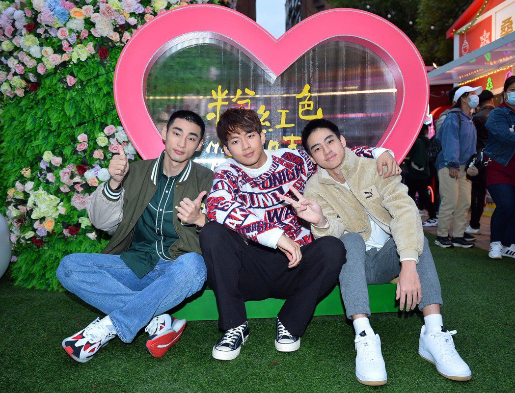 章廣辰（左起）、吳念軒、劉敬合體宣傳「粉紅色時光」。圖／TVBS提供