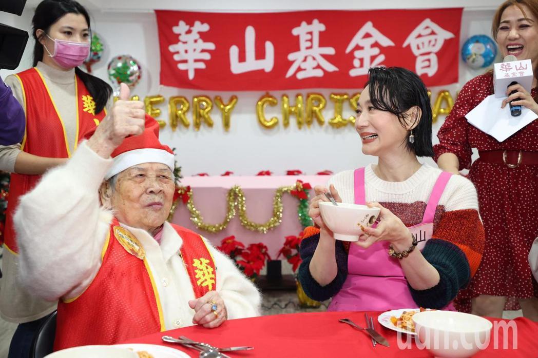 坣娜（右）與華山基金會的長輩們分享美食。記者黃義書／攝影