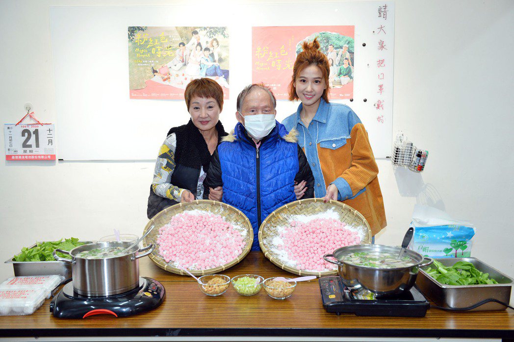 鮑正芳(左)、方志友(右)前往弘道基金會為獨居老人送暖做公益。圖／TVBS提供