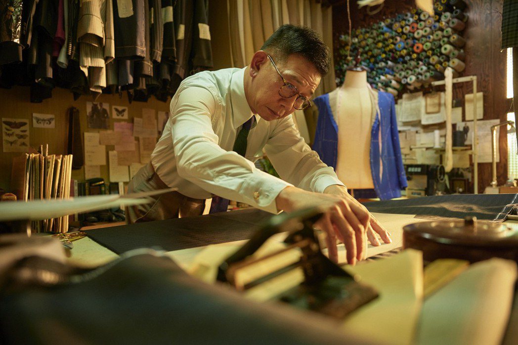 袁富華在「天橋上的魔術師」中飾演一位來自香港的「唐先生」，在中華商場開設高級訂製...