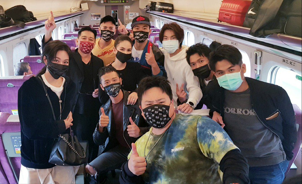 「角頭-浪流連」演員群在高鐵上巧遇「叱咤風雲」演員群。圖／齊石提供