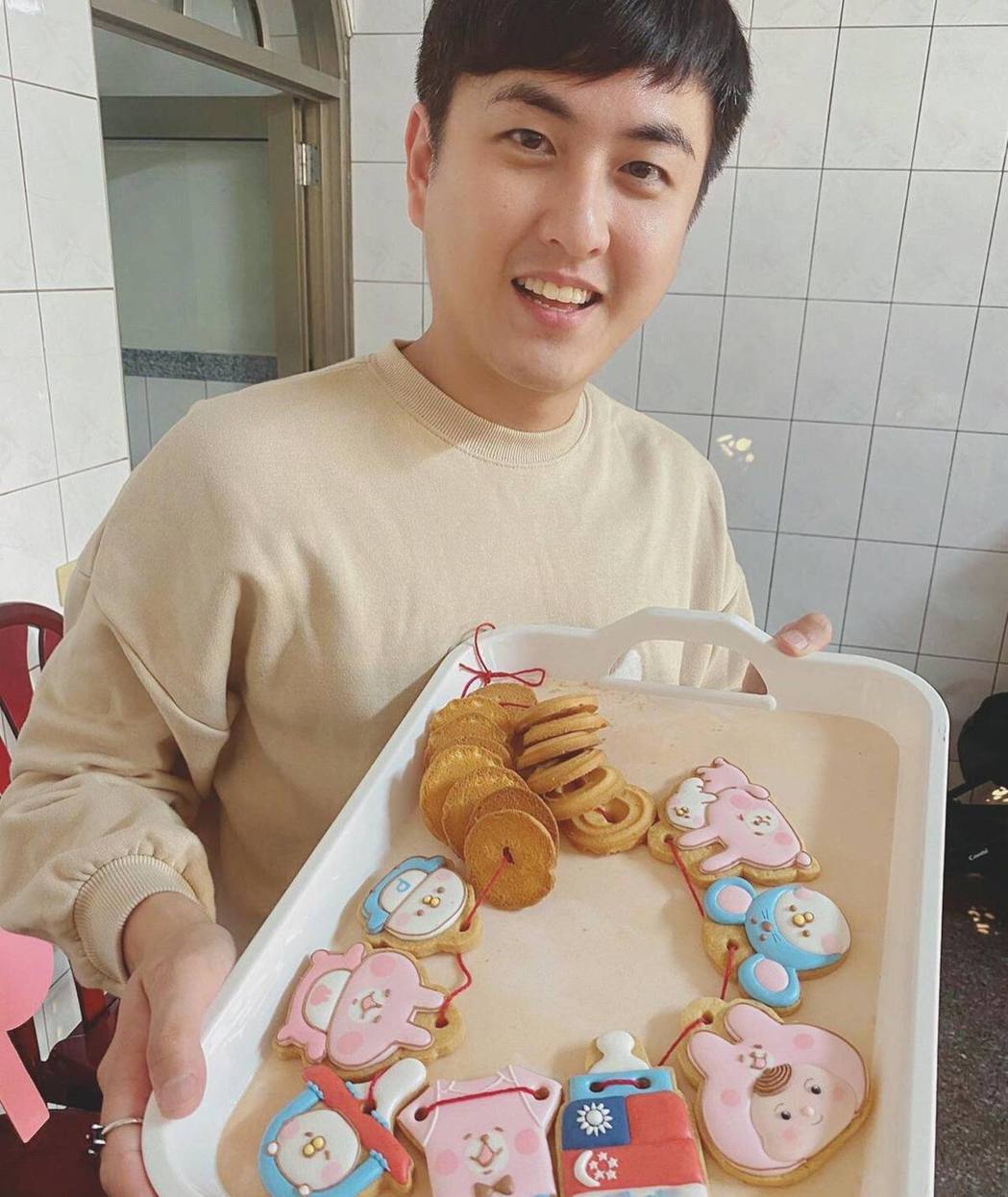 黃靖倫幫兒子準備收涎餅乾。圖／摘自臉書