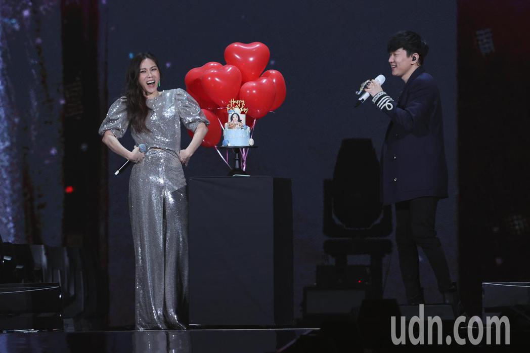 金曲歌后蔡健雅（左）舉辦2021世界巡迴演唱會，忙著演唱會而錯過生日的她，最後由...