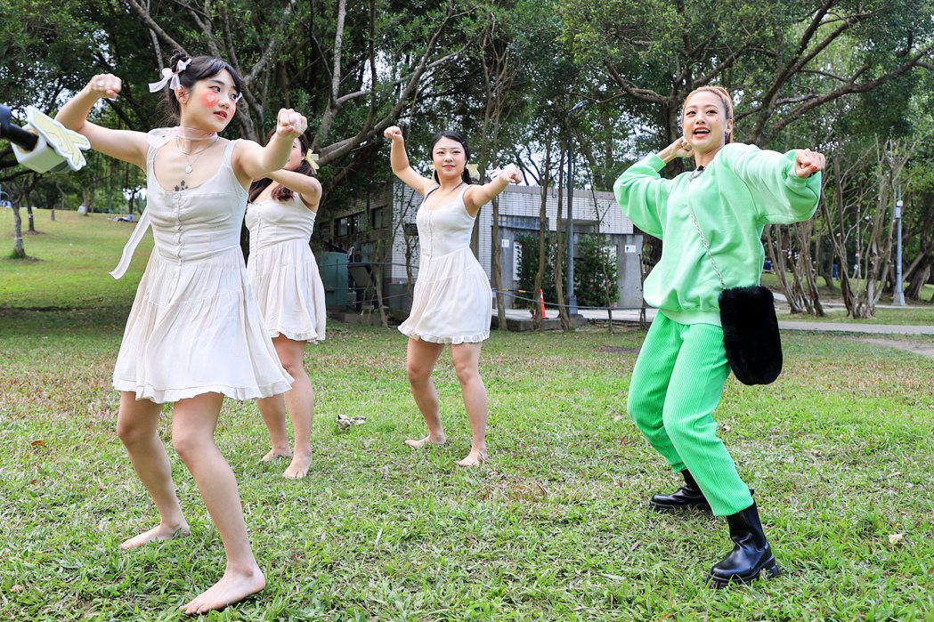 鬼鬼（右）開工唱教跳「Gugoo Game」，亂入學生畢業MV作品尬舞。記者林伯...