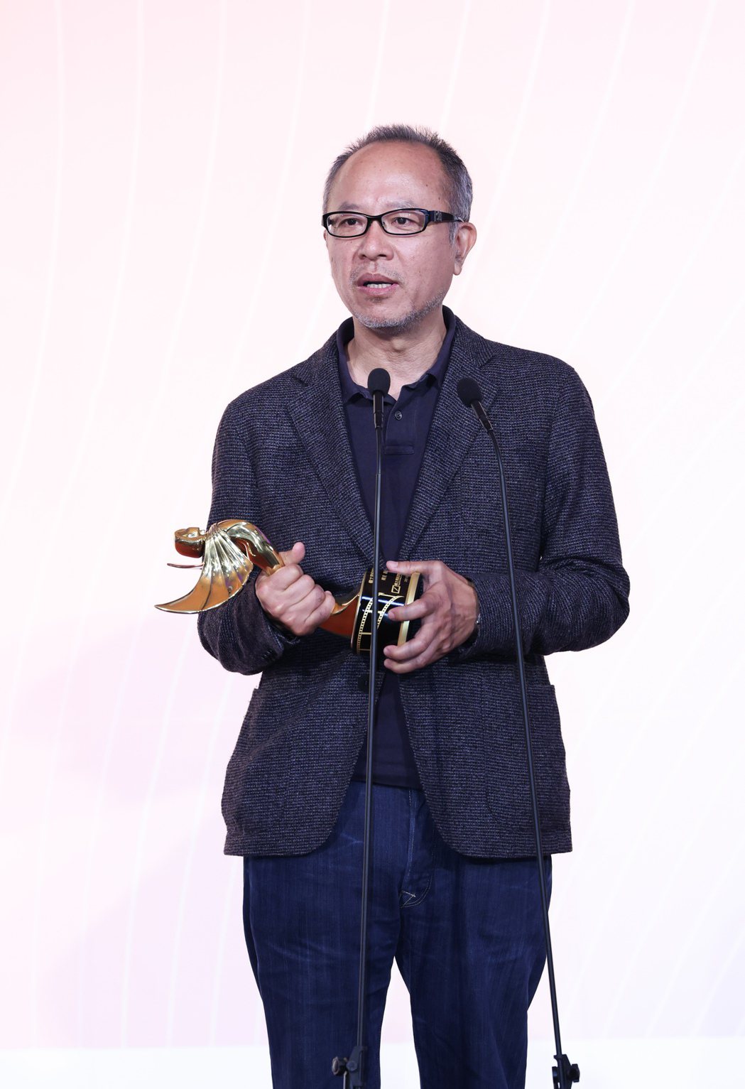 鍾孟宏獲「楊士琪紀念獎」，他在台上感性致謝評審肯定。記者李政龍攝