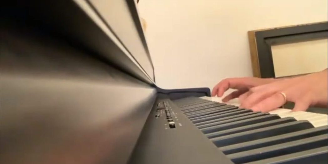 許志安在IG秀出自己彈鋼琴的影片，赫見手上還戴著婚戒。圖／摘自IG