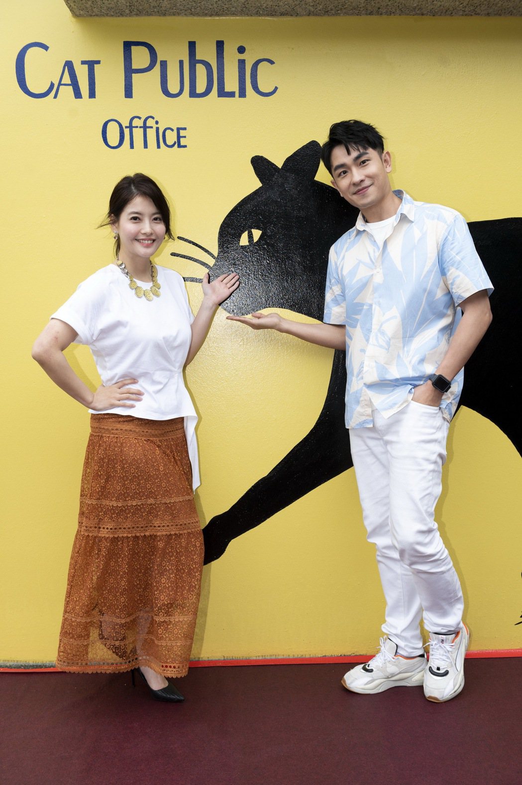 王樂妍（左）、陳謙文都是愛貓一族，2人成為「猴硐貓公所」活動代言人。圖／卡巴迪亞...