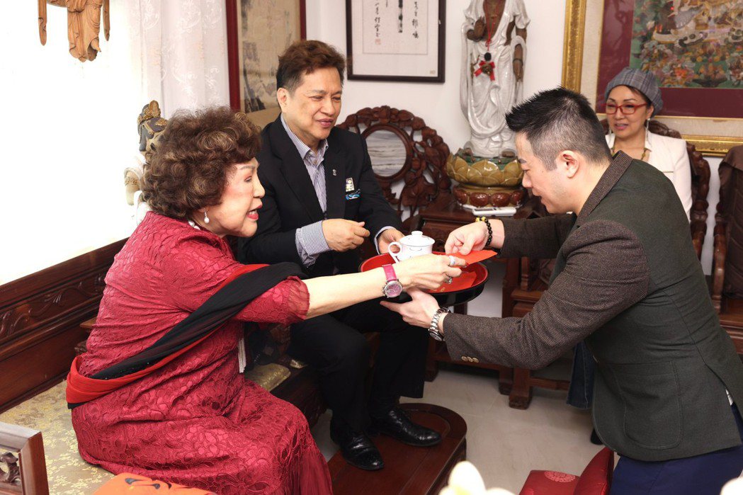 周遊夫婦收乾兒子儀式，是採華人古禮的方式進行。記者王聰賢／攝影