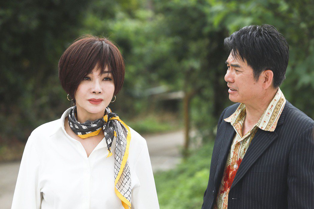陳美鳳（左）、洪都拉斯忙拍新戲「黃金歲月」。圖／民視提供